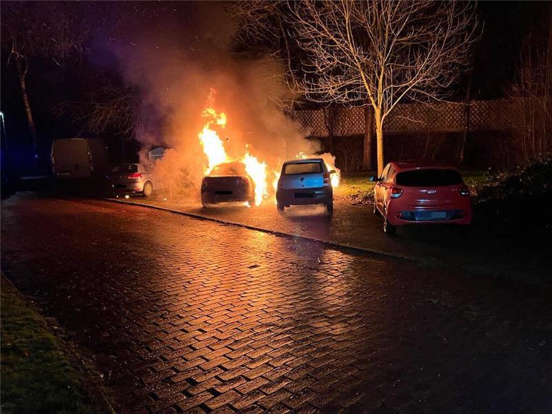 Brandstiftung? Fünf Autos in Stade stehen in Flammen In Stade-Hahle und in Haddorf brannten Autos in der Nacht zum Sonnabend. Foto: Feuerwehr Stade