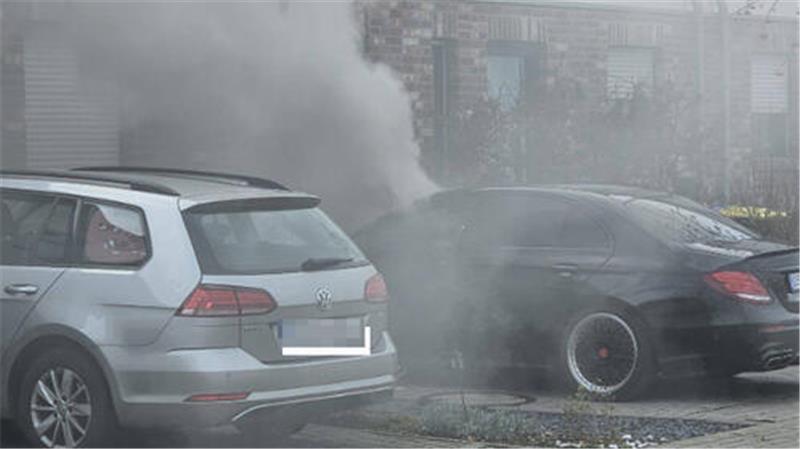 Rauchschwaden steigen von dem brennenden Mercedes auf.