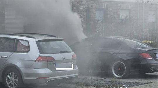 Rauchschwaden steigen von dem brennenden Mercedes auf.