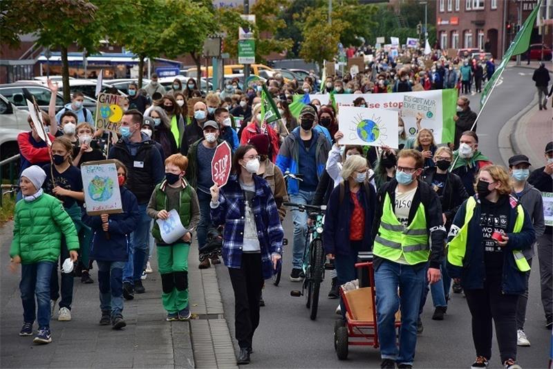 Klimaschützer machen Druck – 1000 Teilnehmer in Buxtehude und Stade In Stade bildeten rund 400 Teilnehmer am Nachmittag den Demonstrationszug. Foto: Ahrens