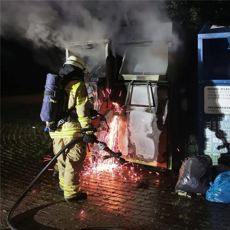 In Stade brannten in der Nacht zum Sonntag mehrere Altkleidercontainer. Foto: Feuerwehr Stade