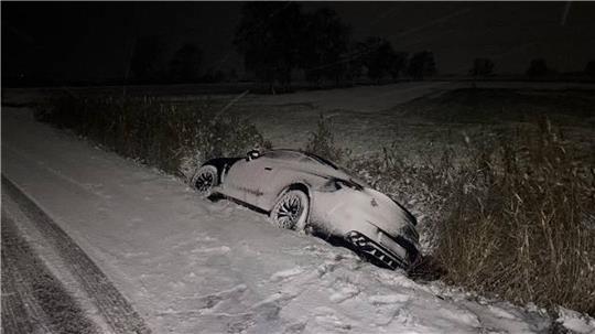 In Stade geriet ein Mercedes auf schneeglatter Fahrbahn ins Schleudern.