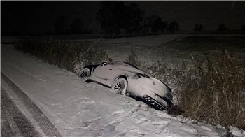 In Stade geriet ein Mercedes auf schneeglatter Fahrbahn ins Schleudern.