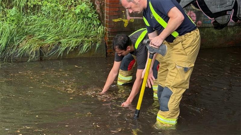 In Stade hatten die Feuerwehrleute mit den Wassermassen zu kämpfen.