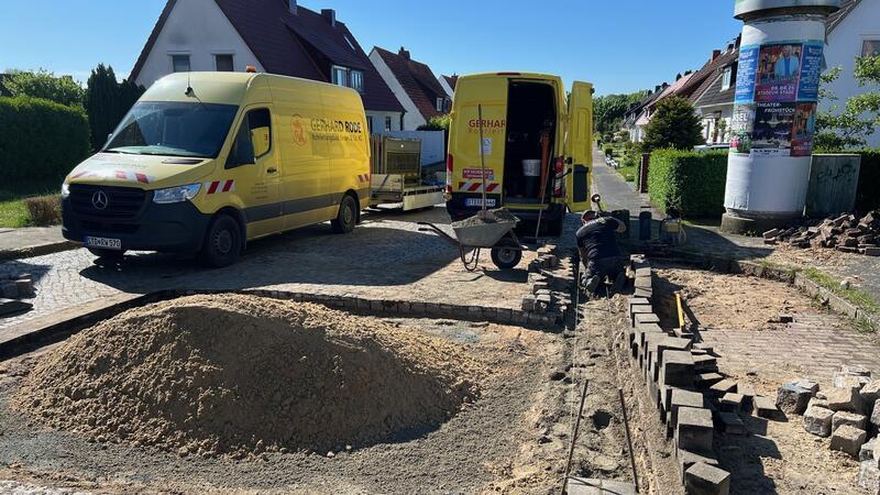 Wasserrohrbruch in Stade: 80 Haushalte ohne Trinkwasser Arbeiten nach einem Wasserrohrbruch in Stade.