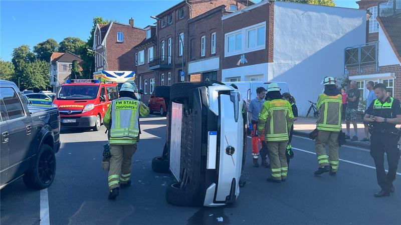 In Stade landete eine Seniorin ohne Fremdbeteiligung mit ihrem SUV am Salztorswall auf der Seite.