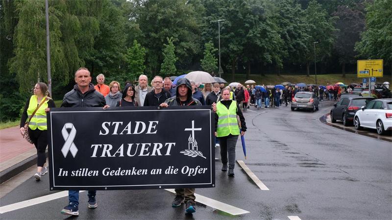 In Stade nahmen viele Menschen an einem Trauermarsch teil, um der Opfer in der Jugendhilfeeinrichtung zu gedenken.