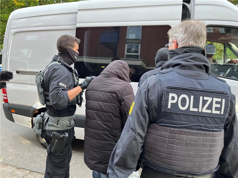 Schleuser-Festnahmen in Stade: Das ist über die syrische Familie bekannt In Stade sind zwei Frauen und ein Mann festgenommen worden. Auch zahlreiche illegal Eingewanderte wurden aufgegriffen. Foto: Vasel