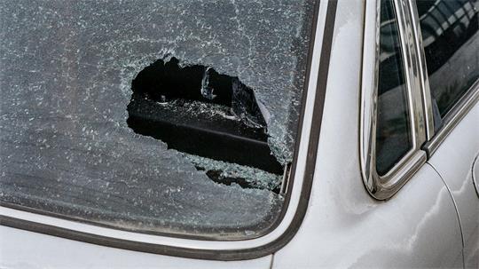 In Stade und Buxtehude haben Diebe bei mehreren Autos die Scheiben eingeschlagen (Symbolbild).