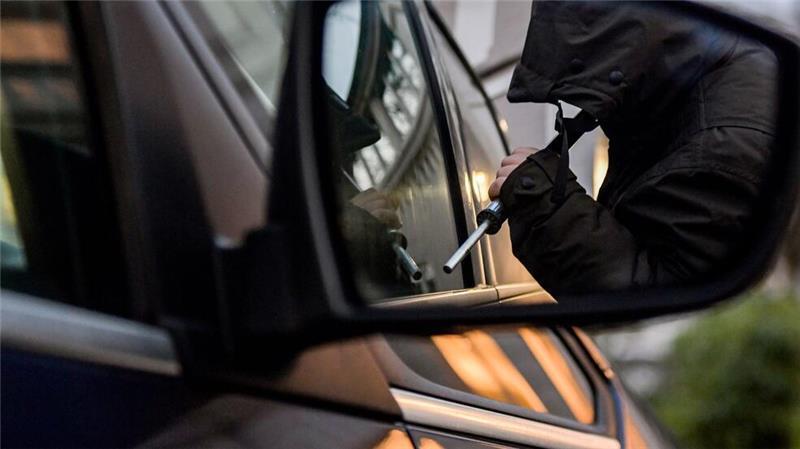 Serie reißt nicht ab: Wieder Autoknacker, wieder in Stade Ein Mann versucht eine Autotür mit einer Metallstange aufzubrechen (gestellte Szene). (zu dpa: «Verband: Diebe stehlen teurere Autos als im Vorjahr»)