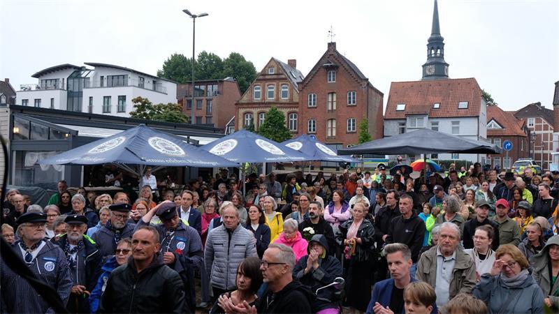 Gedenken in Stade und Garbsen – Hunderte nehmen Anteil In Stade versammelten sich viele Menschen zu einem stillen Trauermarsch.