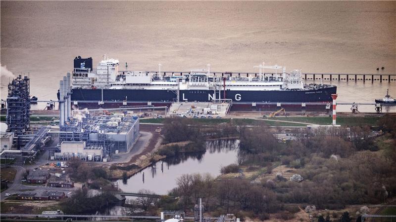 In Stade war das Terminalschiff, die damalige „Energos Force“, heute „Energos Power“, bereits Mitte März dieses Jahres feierlich im Industriehafen empfangen worden.