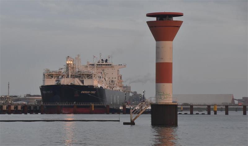 Milliarden-Betrag: Bund fängt LNG-Verluste auf In Stade war das Terminalschiff, die damalige „Energos Force“, heute „Energos Power“, bereits Mitte März dieses Jahres feierlich im Industriehafen empfangen worden. (Archivbild)
