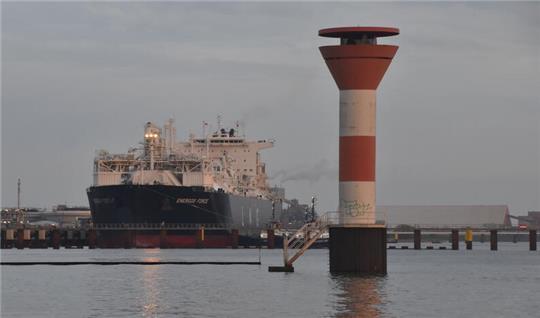In Stade war das Terminalschiff, die damalige „Energos Force“, heute „Energos Power“, bereits Mitte März dieses Jahres feierlich im Industriehafen empfangen worden. (Archivbild)