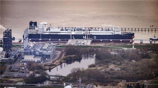 In Stade war das Terminalschiff, die damalige „Energos Force“, heute „Energos Power“, bereits Mitte März 2024 feierlich im Industriehafen empfangen worden. 
