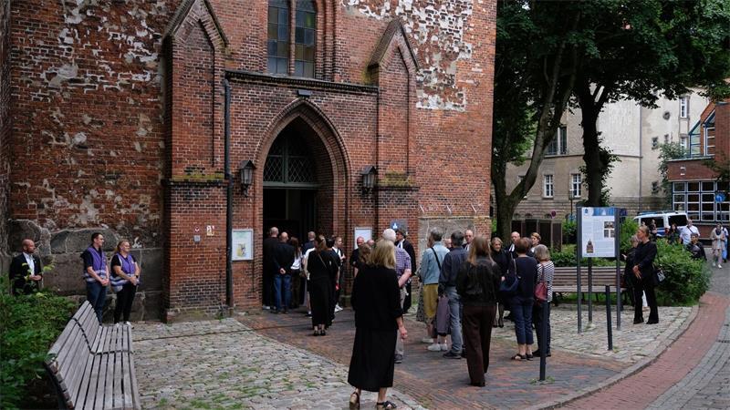 Stade trauert: Gedenkgottesdienst nach tödlicher Tat In Stade werden der sechs Opfer gedacht, die am Montag erschossen wurden.