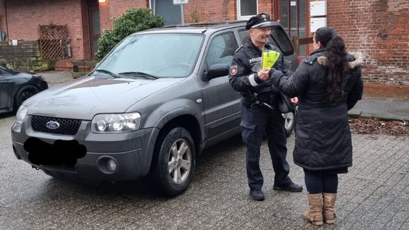 In Stade wurden am Montag Elterntaxis bei der Grundschule Campe kontrolliert. Der Verkehrssicherheitsberater der Polizeiinspektion Stade, Thomas Mehnen, spricht mit einer Mutter.