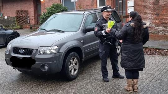 In Stade wurden am Montag Elterntaxis bei der Grundschule Campe kontrolliert. Der Verkehrssicherheitsberater der Polizeiinspektion Stade, Thomas Mehnen, spricht mit einer Mutter.