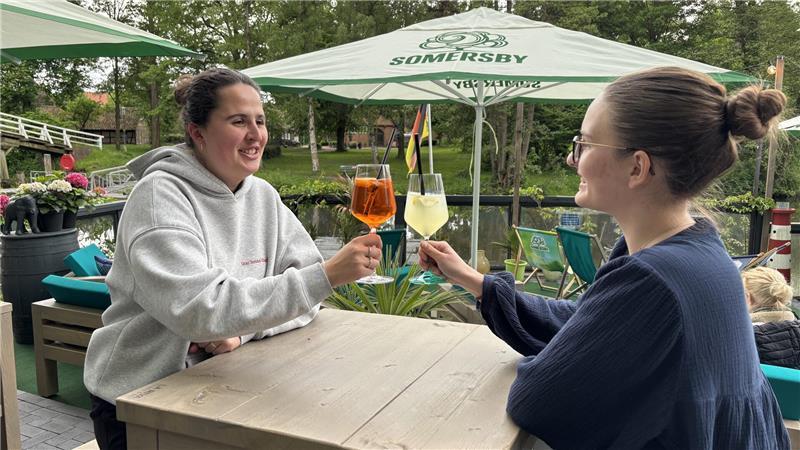 „Prost, Sommer!“: Das ist Stades neue Beach Bar am Burggraben In Stades neuer Beach Bar können bis zu 70 Gäste an hohen Tischen, in Loungemöbeln oder in Strandstühlen sitzen.