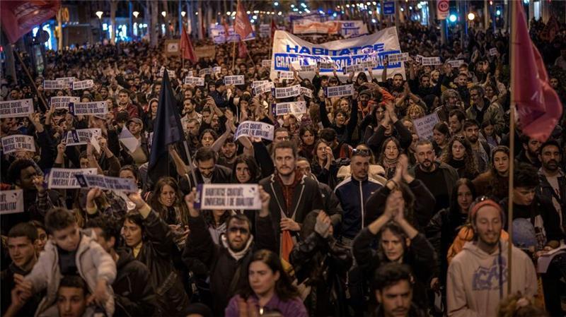 Zehntausende demonstrieren in Barcelona gegen hohe Mieten In Städten wie Barcelona sind auch Touristenunterkünfte Teil des Problems.