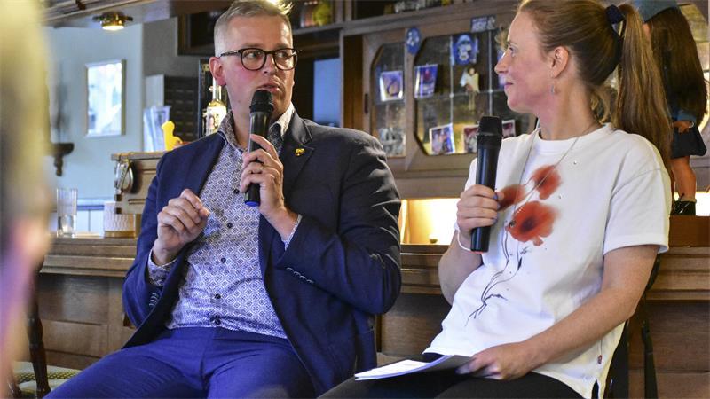 In Stechmanns Gasthof musste Horneburgs amtierender Samtgemeindebürgermeister Knut Willenbockel (parteilos) die Fragen von TAGEBLATT-Moderatorin Lena Stehr parieren.