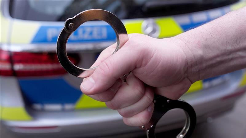 In Stotel geriet ein Mann binnen einer Woche zweimal mit der Polizei aneinander und wurde jeweils festgenommen. (Symbolbild)