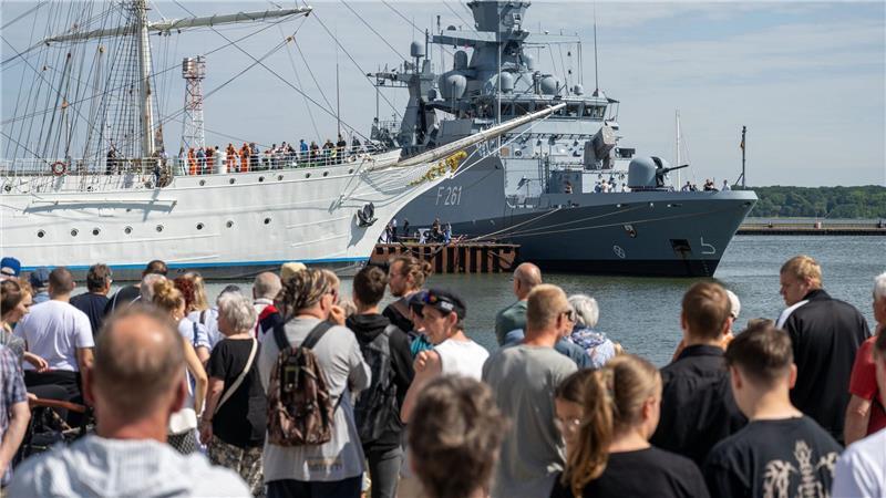 In Stralsund besuchten mehr als 10.000 Menschen den Tag der Bundeswehr.