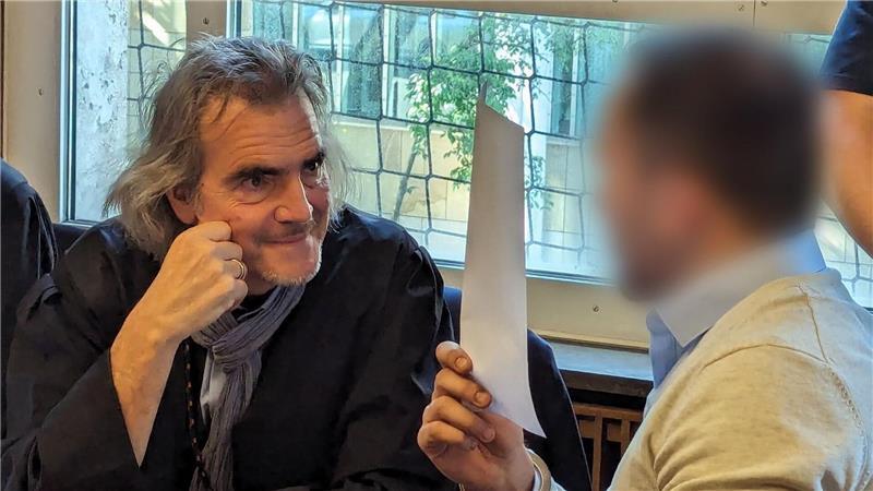 In Stuttgart standen 2024 insgesamt drei Brüder wegen Hunderter gefälschter Sprach- und Einbürgerungstests vor Gericht. Der erste Prozess betraf zwei Brüder. Der dritte Bruder hatte sich zunächst ins Ausland abgesetzt und wurde vom Landgericht Stuttgart später verurteilt. (Archivfoto)