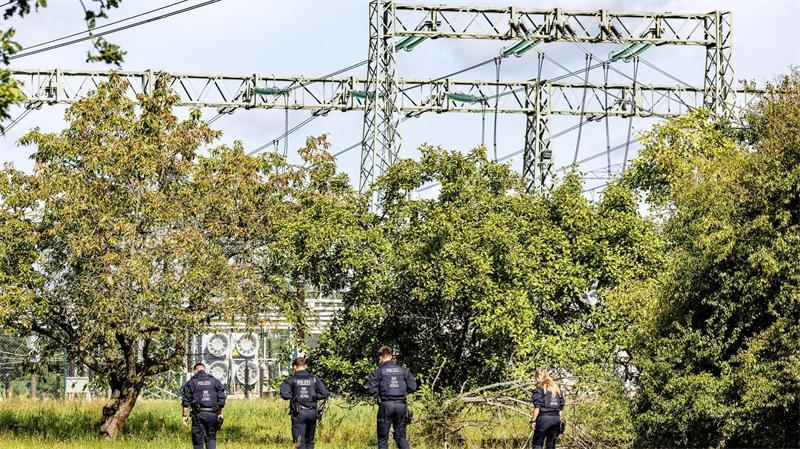 Angriffe auf Stromversorgung - Sabotageverdacht auch in NRW In Südbrandenburg durchkämmen Polizisten die Umgebung des Umspannwerks.