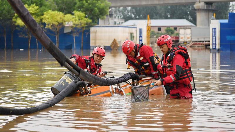In Südchina haben starke Regenfälle zahlreiche Flüsse anschwellen lassen und für Überschwemmungen gesorgt.