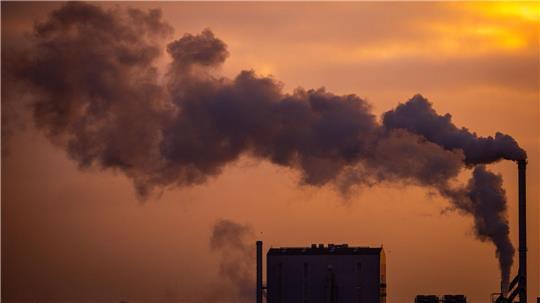In Summe haben die 40 Dax-Unternehmen ihre Treibhausgas-Emissionen 2024 gesenkt. (Symbolbild)