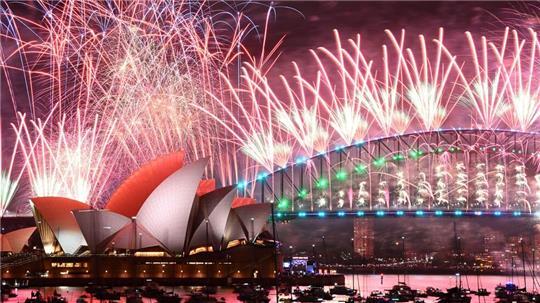 In Sydney soll das Feuerwerk in der Silvesternacht diesmal größer werden als je zuvor. (Archivbild vom letzten Jahr)