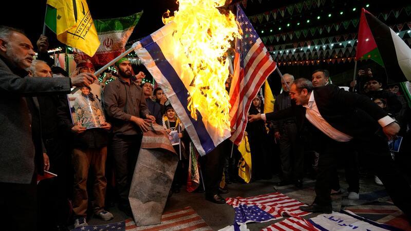 Iran droht Israel mit Vergeltung - Sorge vor Eskalation In Teheran versammelten sich einige Hunderte Regierungsanhänger zu Protesten und riefen „Tod für Israel“ und „Tod für Amerika“.