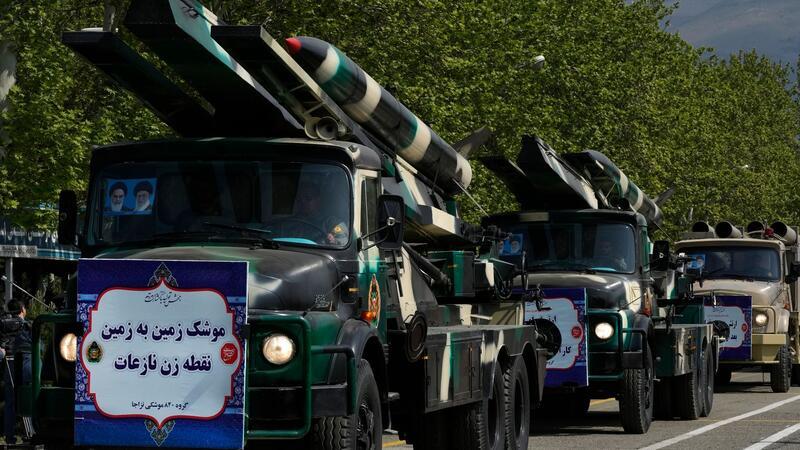 Baerbock bei Krisengesprächen: Besonnenheit gegenüber Iran In Teheran werden zum Tag der Armee Raketen auf Lastwagen transportiert. Bei einem Auftritt bei der Parade warnte der iranische Präsident Raisi Israel vor jeder militärischen Aktion gegen den Iran.
