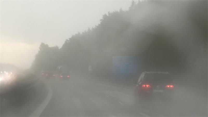 Unwetter mit Starkregen drohen im Südosten und in der Mitte In Teilen Deutschlands sind am Freitag Niederschläge von bis zu 30 Litern pro Quadratmeter möglich. (Symbolbild)