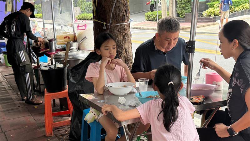 So frühstückt die Welt – ganz ohne Ernährungs-Hypes In Thailand nehmen die Menschen ihr Frühstück gerne im Freien ein, meist in einfachen Garküchen.