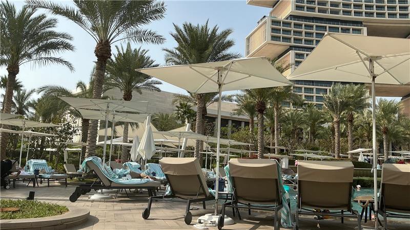 In Thomas Tidiks Hotel „Atlantis the Royal“ ist der Pool nach den ersten Explosionen wie leergefegt.