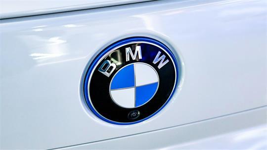 In Tötensen (Landkreis Harburg) wurde ein weißer BMW gestohlen (Symbolbild).