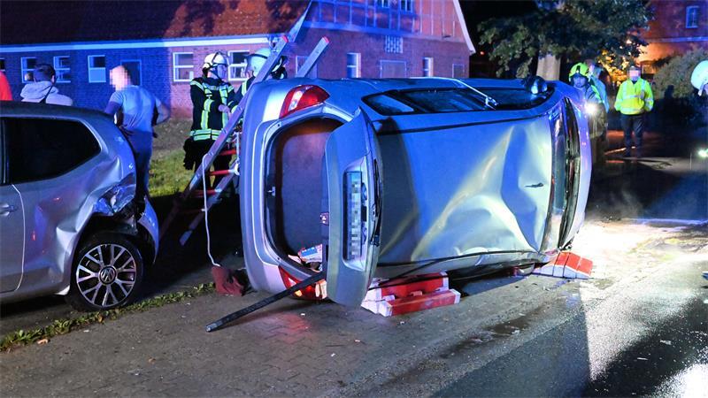 In Toppenstedt im Landkreis Harburg landete ein Honda auf der Seite.
