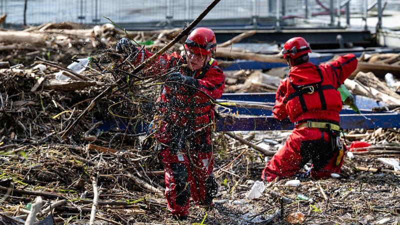 Pegelstände an Elbe steigen In Tschechien haben die Aufräumarbeiten nach dem Hochwasser begonnen.