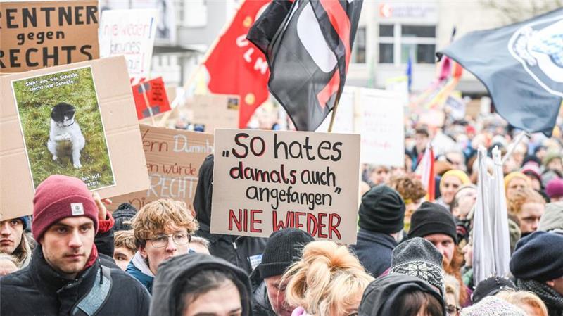 Proteste gegen AfD und CDU-Kurs - Polizei: 160.000 in Berlin In Ulm gehen Demonstranten für die Demokratie auf die Straße.
