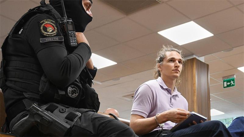 In Ungarn hat das Berufungsverfahren gegen die non-binäre Person Maja T. aus Deutschland begonnen.