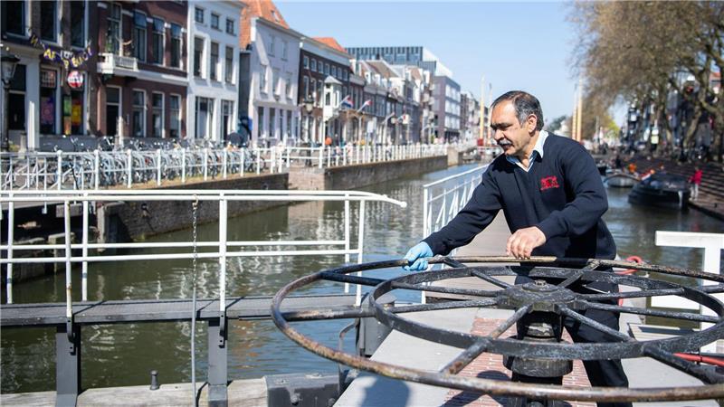 In Utrecht in den Niederlanden gibt es eine Schleuse mit virtueller Türklingel für Fische. 
