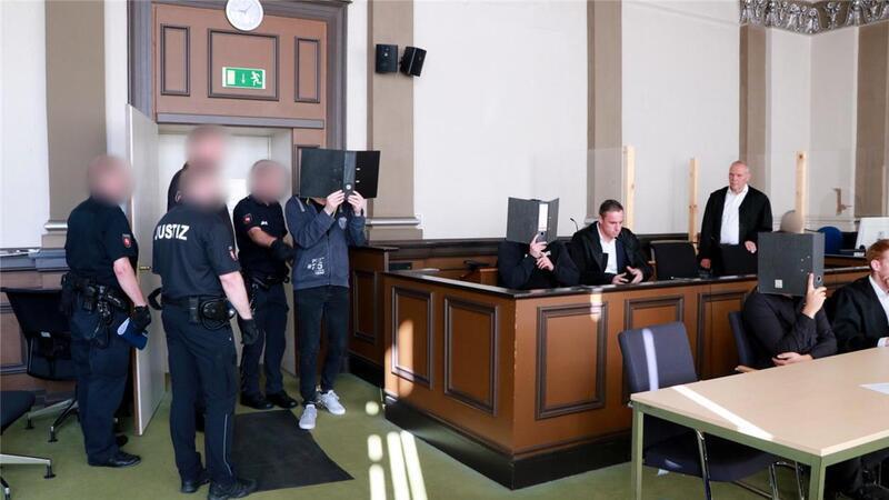 In Verden stehen die drei mutmaßlichen Brandstifter aus dem Landkreis Rotenburg vor Gericht, darunter ein Mitglied der Freiwilligen Feuerwehr.