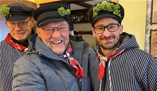 In Vereinskluft und mit Grünkohl an der Mütze startet der Schifferverein zur Sammeltour durch Gräpel (von links): Uwe Tiedemann, Günter Lange und Lukas Mundt.