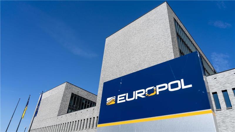 Europol: Internationale Waffenschmuggler-Bande ausgehoben In Verstecken fanden Beamte unter anderem 25 Sturmgewehre, 126 Handgranaten und 25 Kilogramm Munition. (Archivbild)