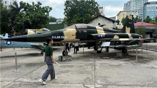 In Vietnam sind Relikte des Krieges noch allgegenwärtig - so auch Kampfjets der unterlegenen US Air Force.