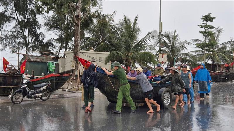 In Vietnam treffen die Menschen Vorbereitungen, um sich vor „Wipha“ zu schützen.