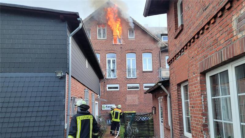 In Visselhövede brennt ein Wohn- und Geschäftshaus ab - nachdem ein Bewohner sich eigentlich nur etwas kochen will. (Symbolbild)