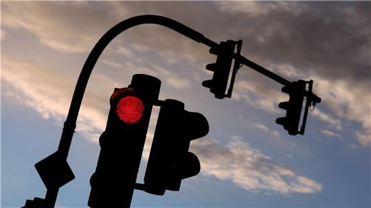 In Visselhövede hat eine Autofahrerin ein Kind angefahren, in Gnarrenburg krachte es beim Abbiegen. (Symbolbild)
